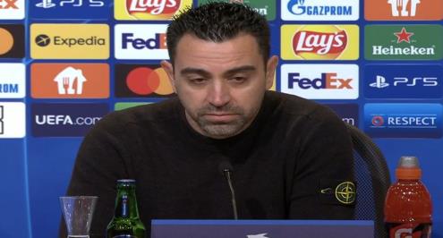 "كنا سيئين".. تشافي يبرر هزيمة برشلونة أمام فرانكفورت